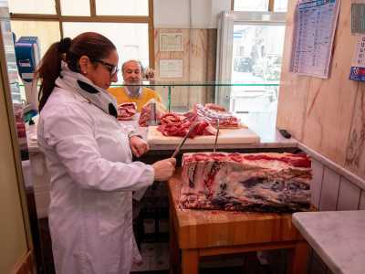 La proprietaria � per� occupata nel tagliare alcune doppie spesse di scottona...